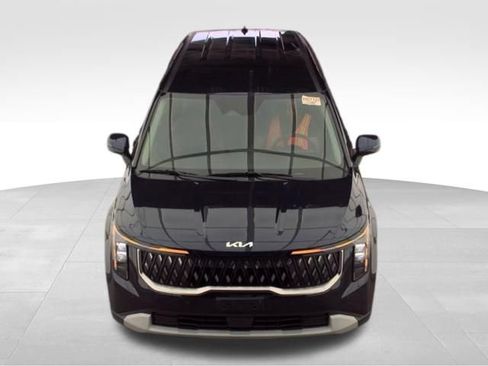 Used 2025 Kia Carnival FWD image 3