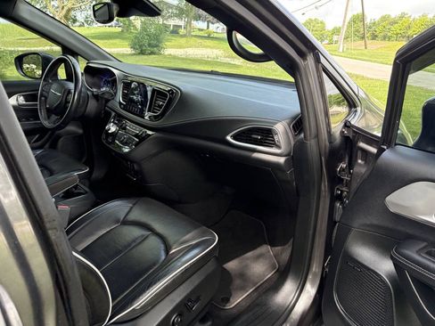 Used 2018 Chrysler Pacifica Limited w/ Advanced Safetytec Group FWD image 38