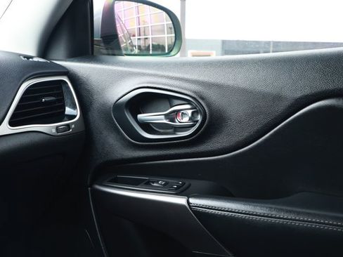 Used 2019 Jeep Cherokee Limited FWD image 26