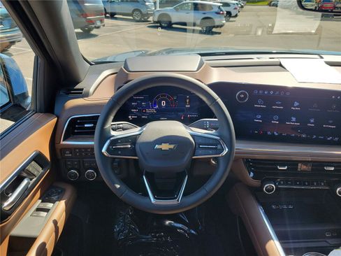 Used 2025 Chevrolet Suburban High Country AWD/4WD image 12