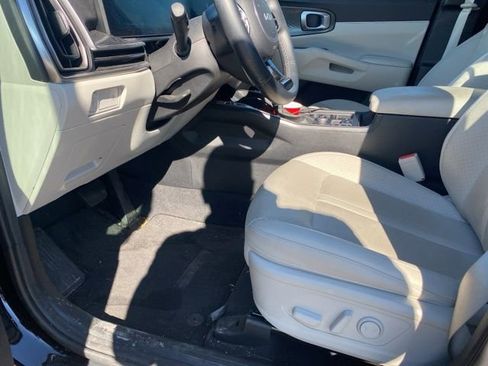Used 2025 Kia Sorento S image 31