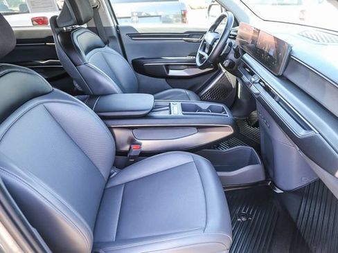Used 2024 Kia EV9 Light Long Range RWD image 18