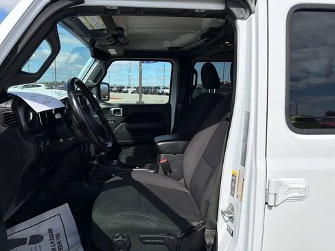 Used 2023 Jeep Gladiator Willys image 13