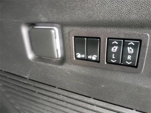 Used 2023 Chevrolet Suburban High Country image 18