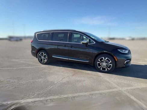 New 2026 Chrysler Pacifica Pinnacle image 15