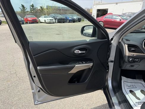 Used 2017 Jeep Cherokee Limited FWD image 11