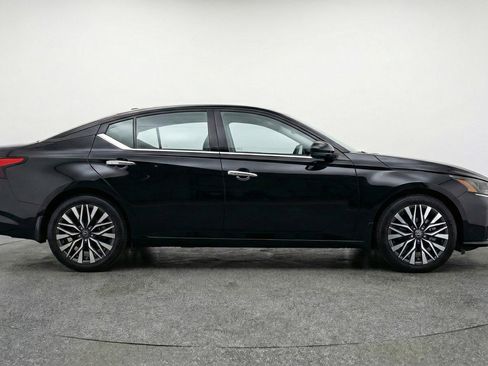 Used 2025 Nissan Altima 2.5 SV image 11