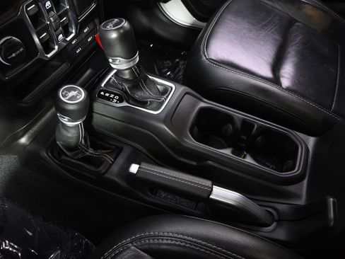 Used 2019 Jeep Wrangler Unlimited Sahara AWD/4WD image 32