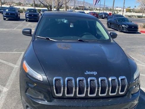 Used 2016 Jeep Cherokee Sport image 2