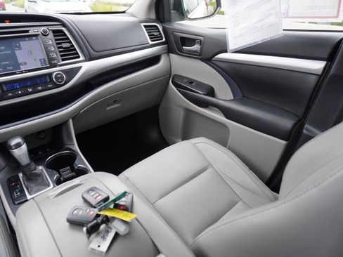 Used 2015 Toyota Highlander XLE image 19