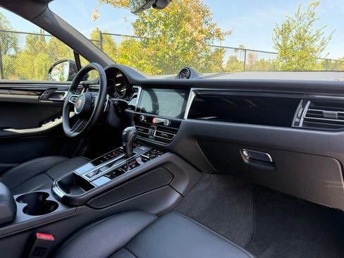 Used 2026 Porsche Macan AWD/4WD image 24