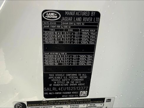 New 2025 Land Rover Discovery Dynamic SE image 18