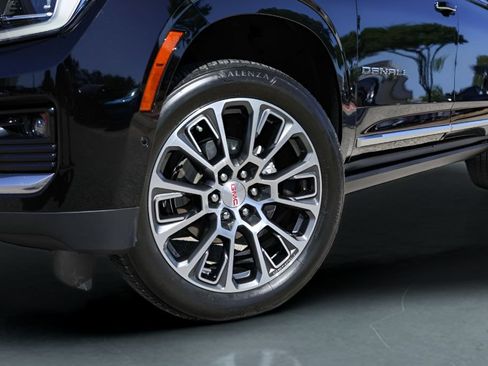 Used 2025 GMC Yukon XL Denali AWD/4WD image 4