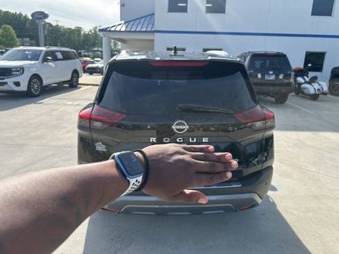 Used 2023 Nissan Rogue SL w/ SL Premium Package image 5