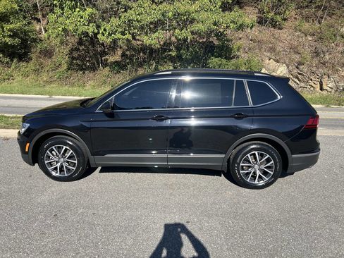 Used 2020 Volkswagen Tiguan SE w/ Panoramic Sunroof Package image 4