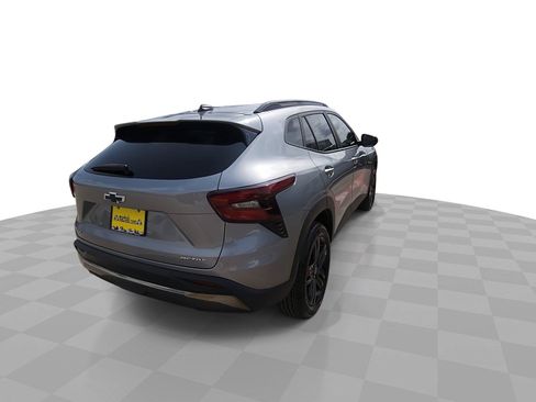Used 2026 Chevrolet Trax ACTIV w/ Sunroof Package FWD image 8