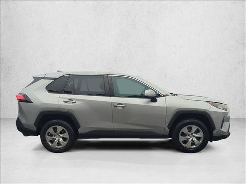 Used 2022 Toyota RAV4 LE image 4