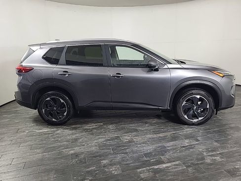 Used 2025 Nissan Rogue SV image 5