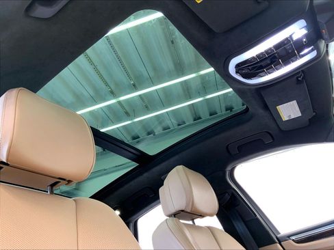 Certified 2024 Porsche Macan AWD/4WD image 27