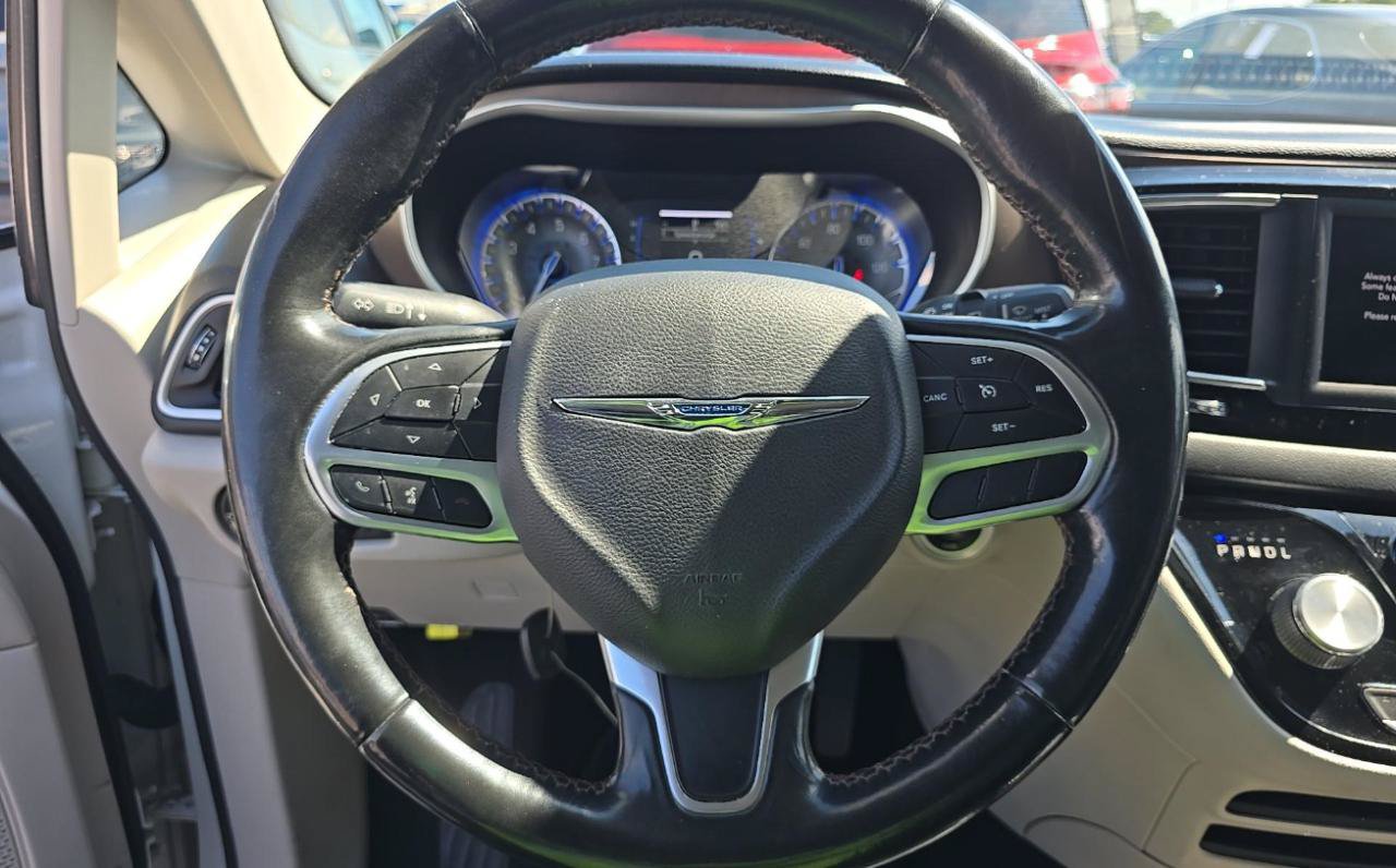 Used 2019 Chrysler Pacifica Touring-L FWD image 12