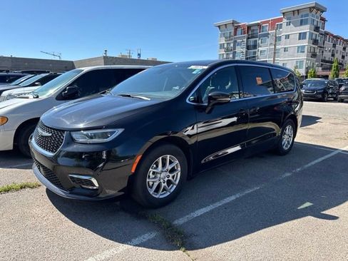 Used 2025 Chrysler Pacifica Select FWD image 1
