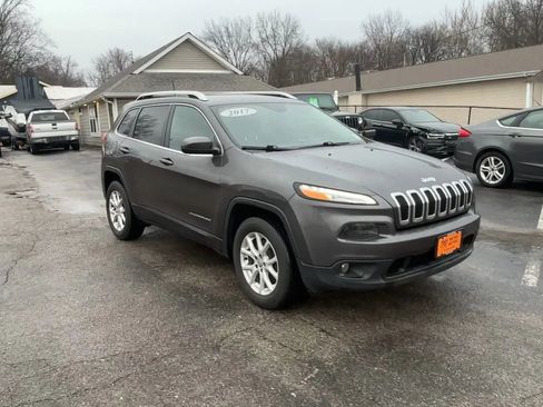 Used 2017 Jeep Cherokee Latitude w/ Cold Weather Group image 2