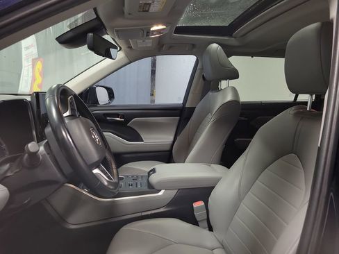 Used 2023 Toyota Highlander XLE AWD/4WD image 12