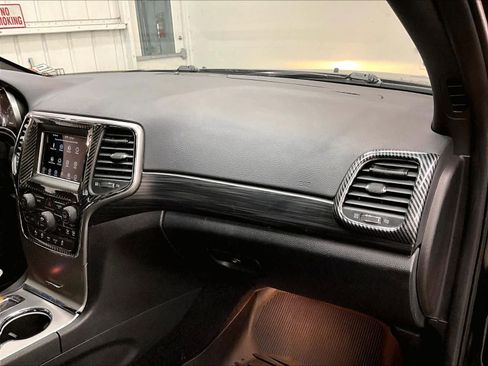 Used 2021 Jeep Grand Cherokee Laredo AWD/4WD image 19