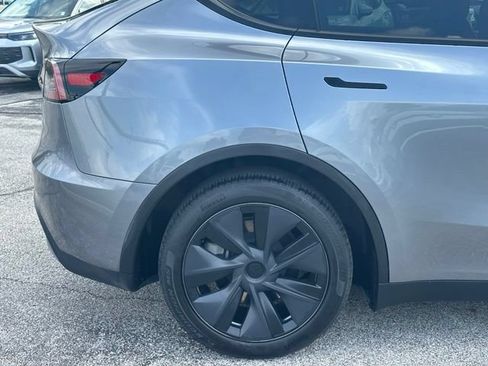 Used 2024 Tesla Model Y Long Range RWD image 9