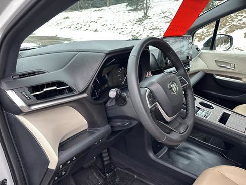Used 2022 Toyota Sienna XLE image 12