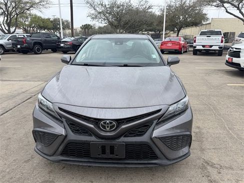 Used 2021 Toyota Camry SE image 2