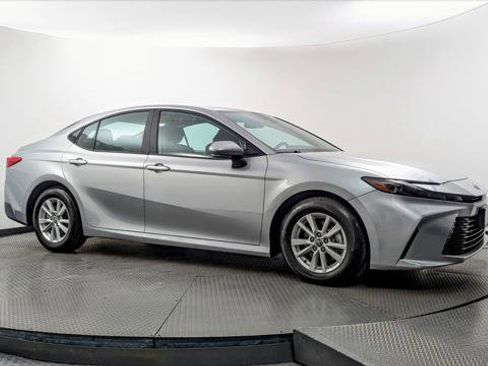 Used 2025 Toyota Camry LE image 11