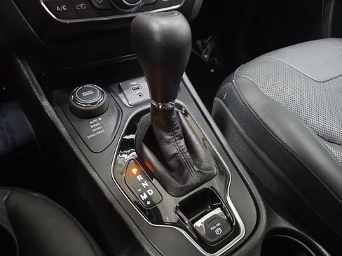 Used 2019 Jeep Cherokee Limited AWD/4WD image 23