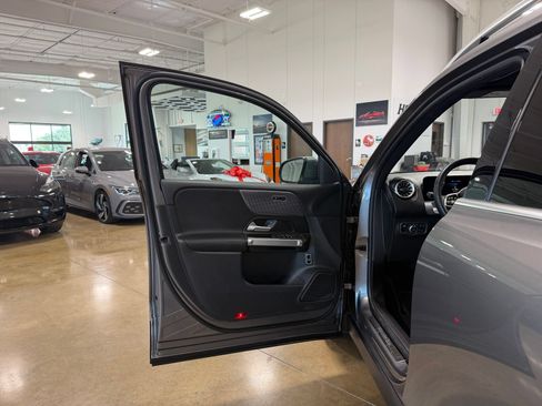 Used 2022 Mercedes-Benz GLB 250 4MATIC image 6