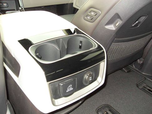 Used 2024 Kia Carnival SX image 25