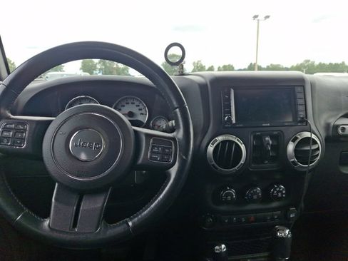 Used 2015 Jeep Wrangler Unlimited Sahara w/ Connectivity Group AWD/4WD image 11