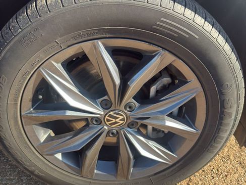 Used 2024 Volkswagen Tiguan SE image 9