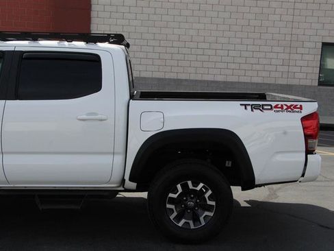 Used 2017 Toyota Tacoma TRD Off-Road image 5
