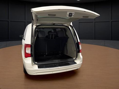 Used 2012 Chrysler Town & Country Touring-L w/ Entertainment Group #2 image 7