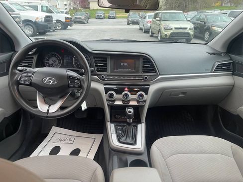 Used 2019 Hyundai Elantra SE FWD image 22