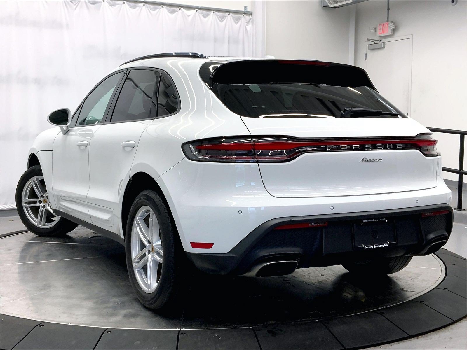 Certified 2023 Porsche Macan AWD/4WD image 3