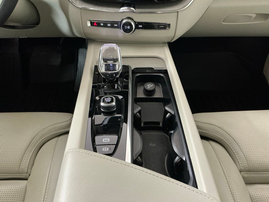 Used 2023 Volvo XC60 B5 Ultimate w/ Climate Package AWD/4WD image 12