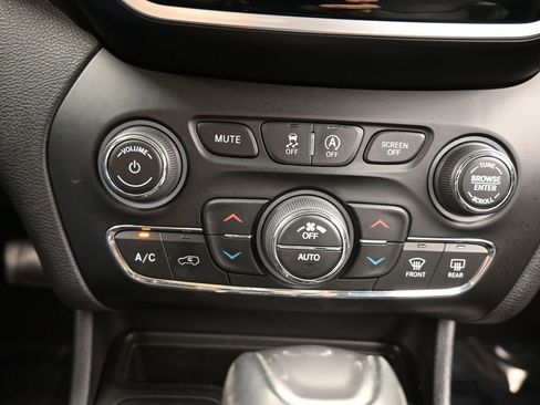 Used 2019 Jeep Cherokee Limited image 23