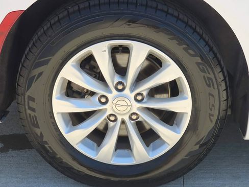 Used 2017 Chrysler Pacifica Touring-L FWD image 32
