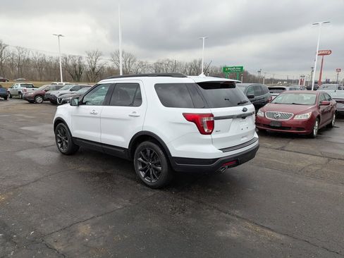 Used 2018 Ford Explorer XLT w/ Equipment Group 202A image 5