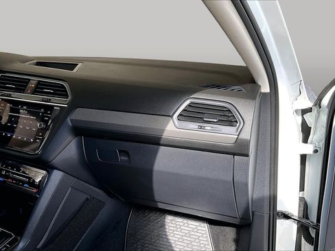 Used 2022 Volkswagen Tiguan SE AWD/4WD image 19