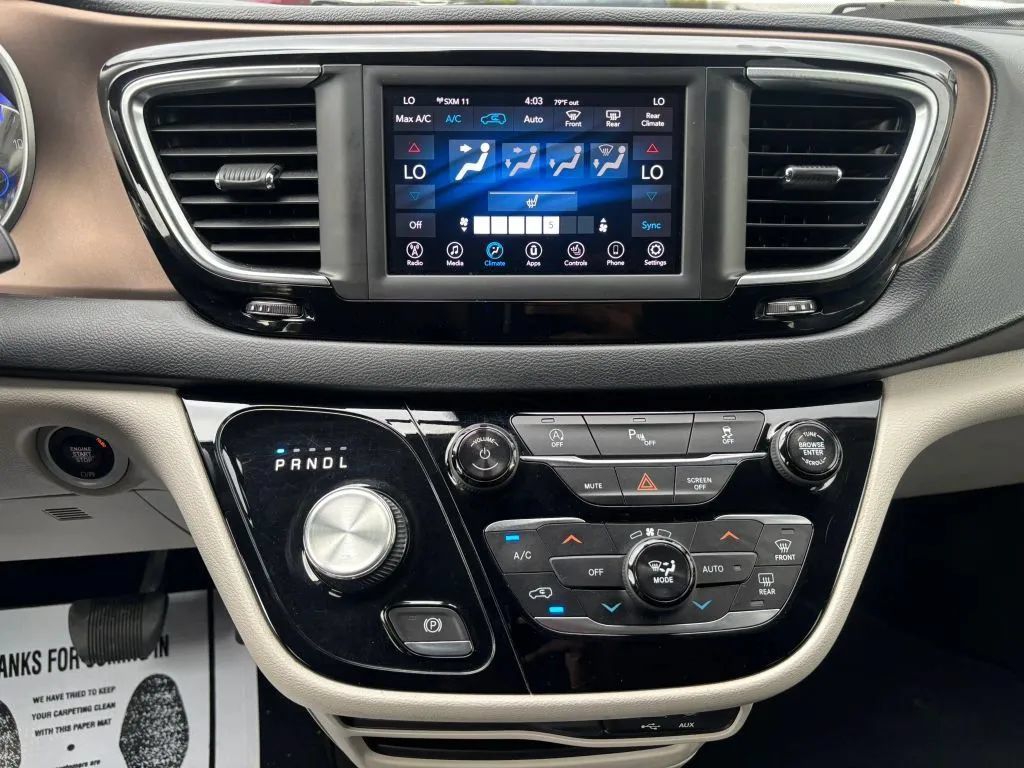 Used 2018 Chrysler Pacifica Touring-L FWD image 22