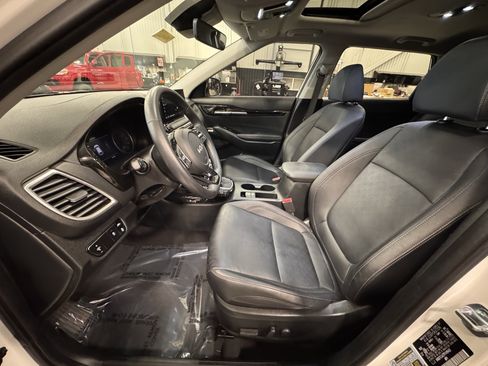Certified 2023 Kia Seltos SX w/ SX Sunroof Package image 18