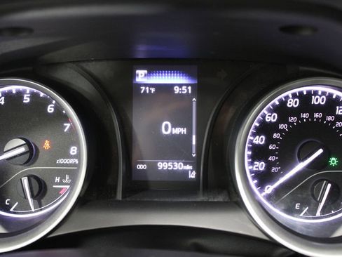 Used 2021 Toyota Camry LE image 29