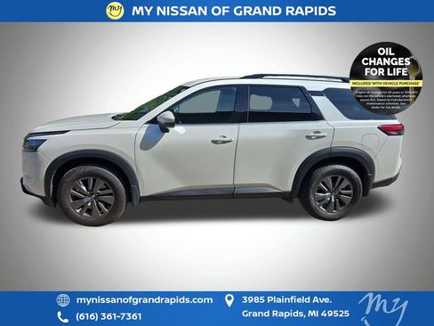 Used 2023 Nissan Pathfinder SV AWD/4WD image 5